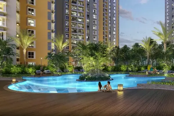 Park Titan resort-style swimming pool and deck